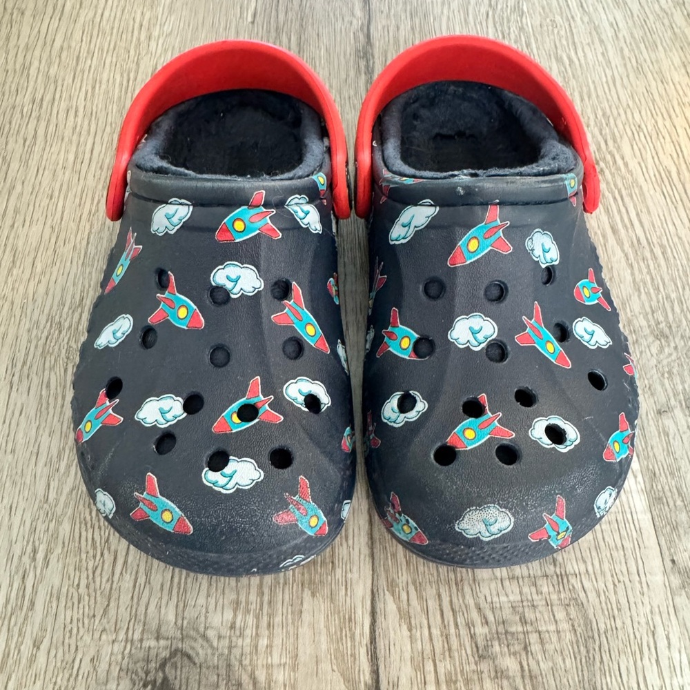 CROCS Kids Rocket Print with fleece lining (GUC), toddler size 9